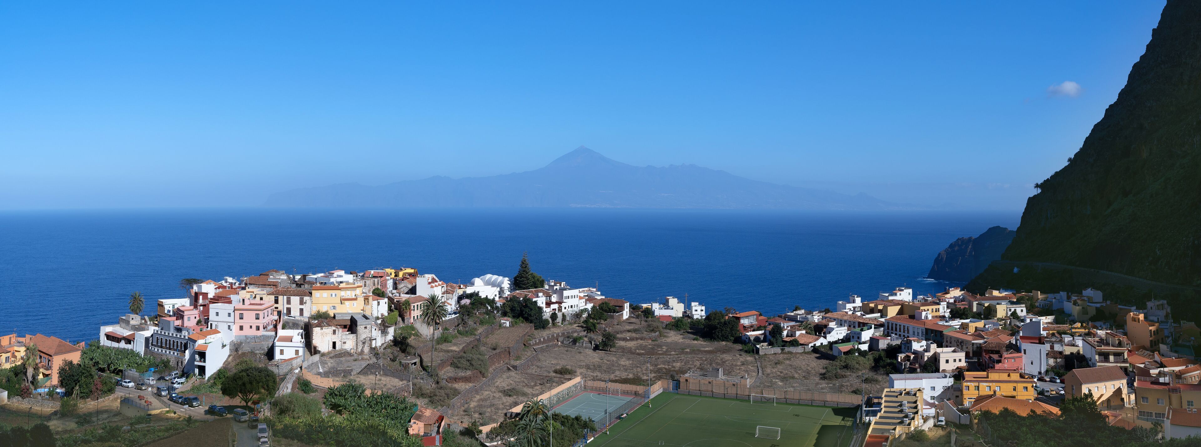Panorama Stadtansicht von Agulo, La Gomera, Canary Islands, Spain - im Hintergrund das Meer und die Insel Teneriffa mit Berg Teide