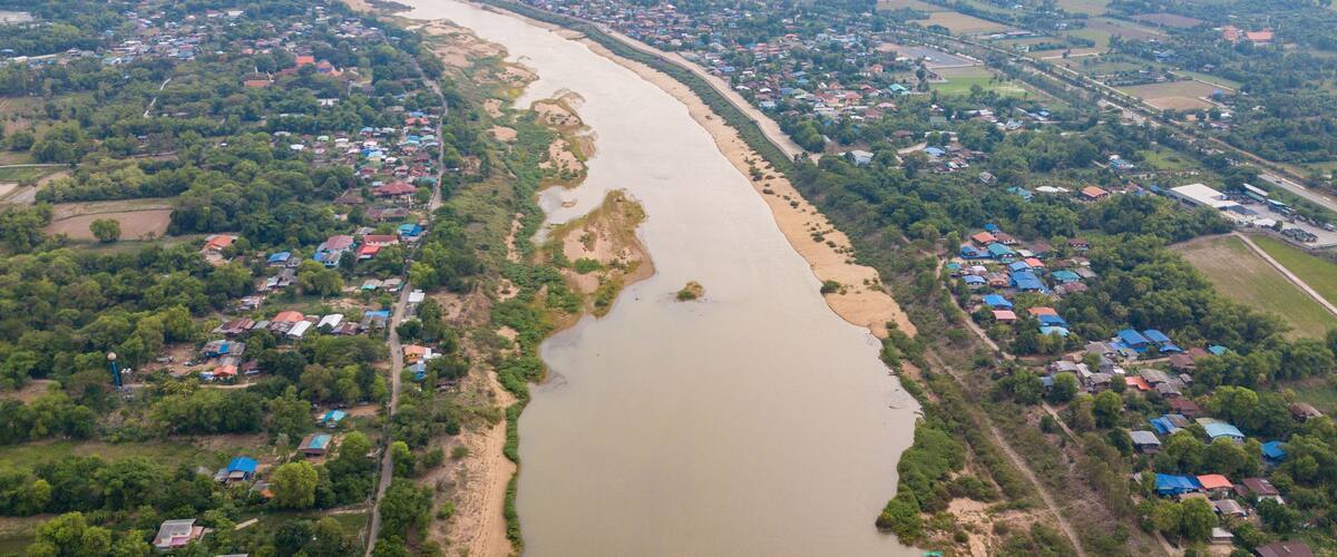 River of the Chao Phraya River in Sing Buri Province flows through a long way to Bangkok An old picture depicting the lives of the countryside.
