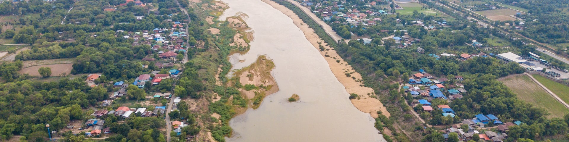 River of the Chao Phraya River in Sing Buri Province flows through a long way to Bangkok An old picture depicting the lives of the countryside.