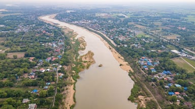 River of the Chao Phraya River in Sing Buri Province flows through a long way to Bangkok An old picture depicting the lives of the countryside.