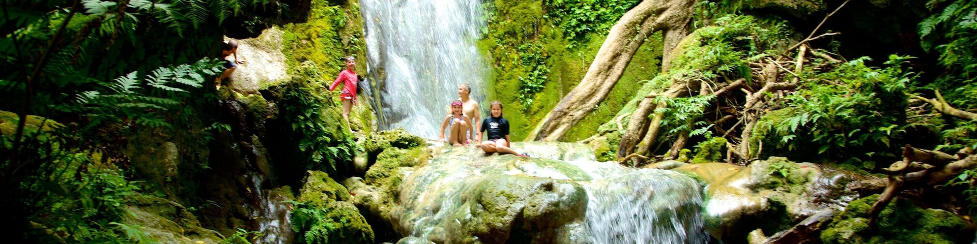 Cachoeiras de Mele caracterizando floresta tropical e uma cachoeira assim como crianças