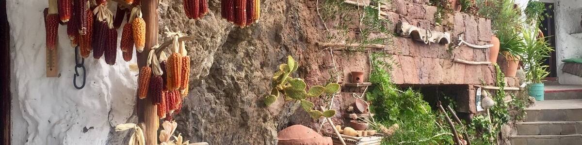 Gran Canaria
Traditionally life in the courtyard of the caves, took place mainly in the evenings before dusk. The courtyard was used for many everyday chores, cooking, laundry, shelling almonds, drying figs, cleaning potatoes, toasting maize, and espcially to "talk".