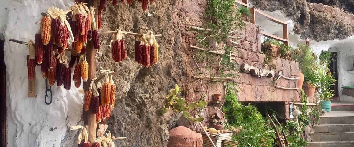 Gran Canaria
Traditionally life in the courtyard of the caves, took place mainly in the evenings before dusk. The courtyard was used for many everyday chores, cooking, laundry, shelling almonds, drying figs, cleaning potatoes, toasting maize, and espcially to "talk".