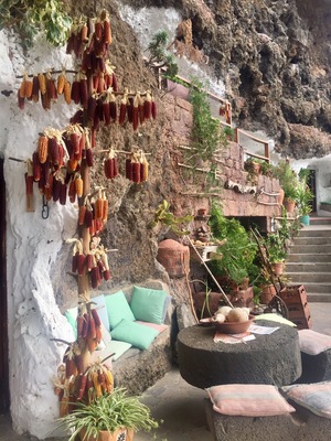 Gran Canaria
Traditionally life in the courtyard of the caves, took place mainly in the evenings before dusk. The courtyard was used for many everyday chores, cooking, laundry, shelling almonds, drying figs, cleaning potatoes, toasting maize, and espcially to "talk".