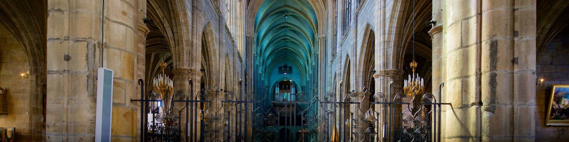 Cathédrale de Moulins montrant patrimoine historique, vues intérieures et église ou cathédrale