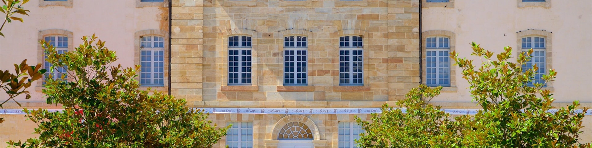 Centre National Du Costume De Scene showing heritage architecture