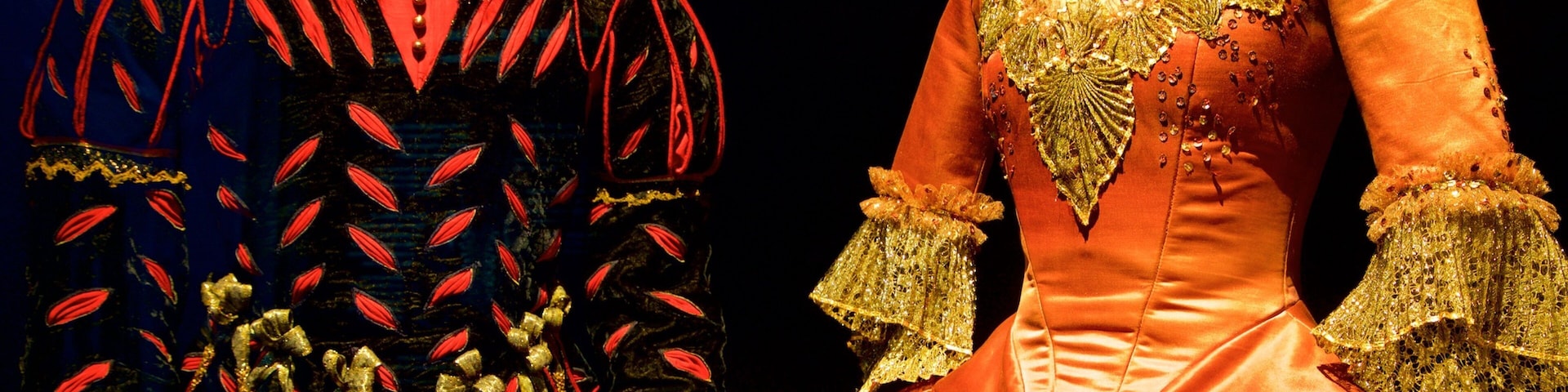 Duas fantasias elaboradas com designs e detalhes complexos.