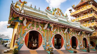 Um templo tradicional com decorações elaboradas, incluindo dragões e motivos florais.
