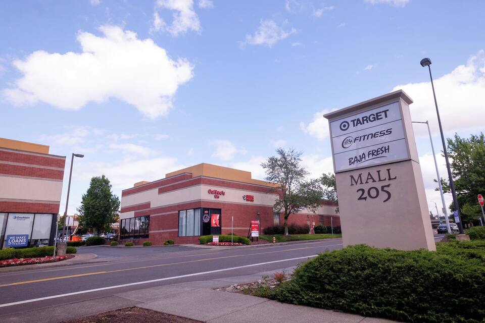 Una botiga Target amb un senyal que indica que és un centre de fitness ometjament i un centre comercial número 205.