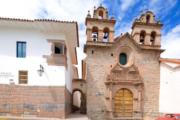 Cusco featuring street scenes and heritage architecture