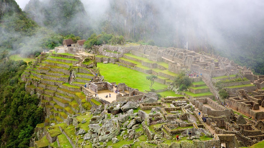 Cusco showing heritage elements, mist or fog and a ruin