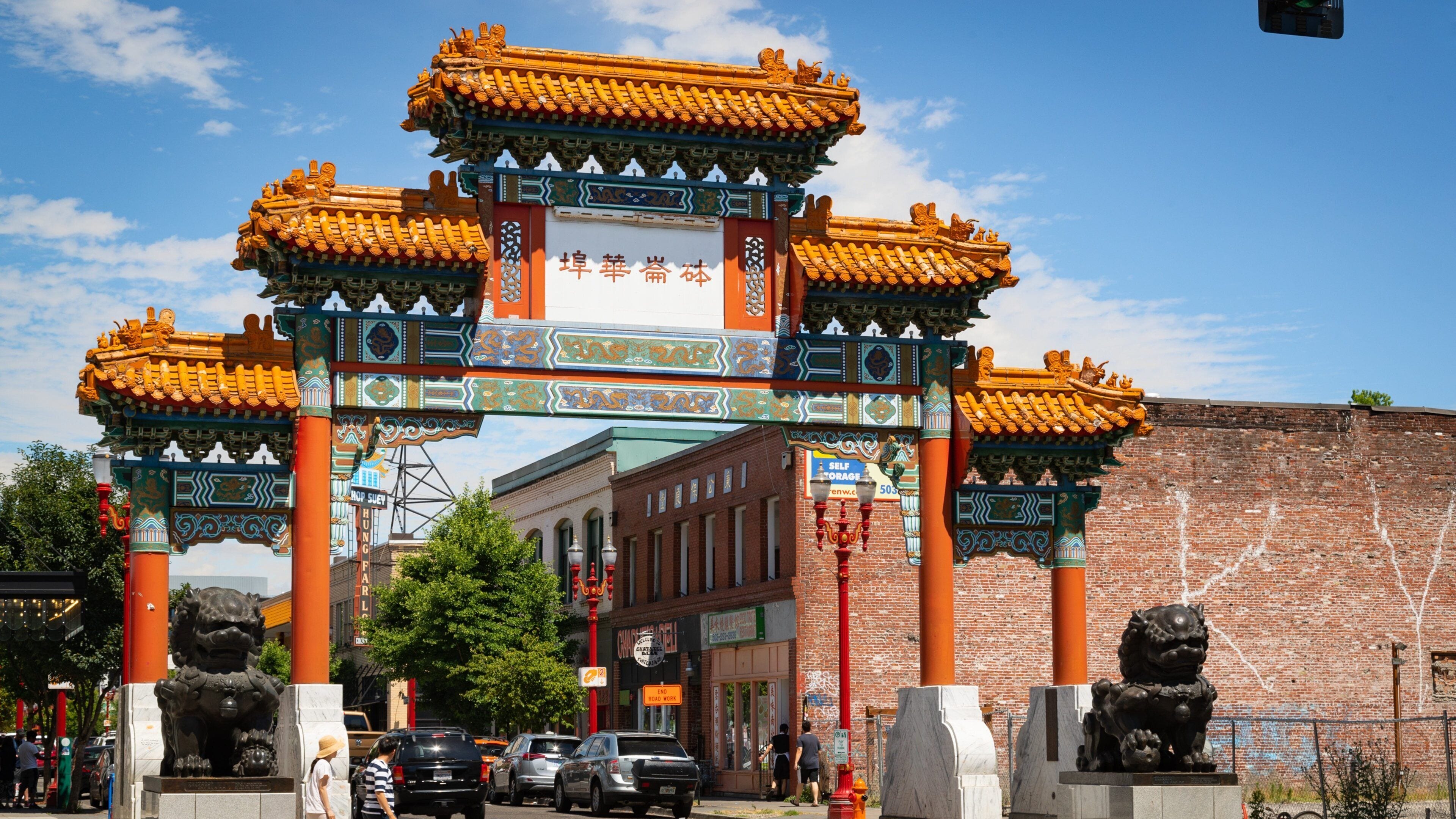 Um portão tradicional chinês com decoração elaborada e estátuas de leões.