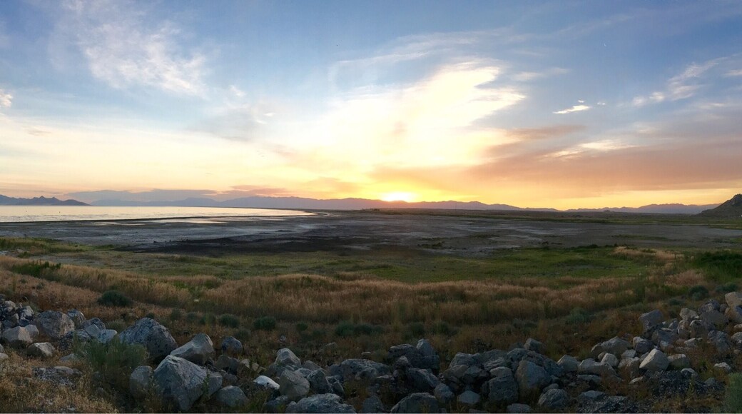 A recent sunrise over #GreatSaltLake #StatePark. Great spot for one night to enjoy the sunset and sunrise if you are staying in an RV. The downside is it can be very windy, there are tons of bugs and it can smell.
#RVLife
