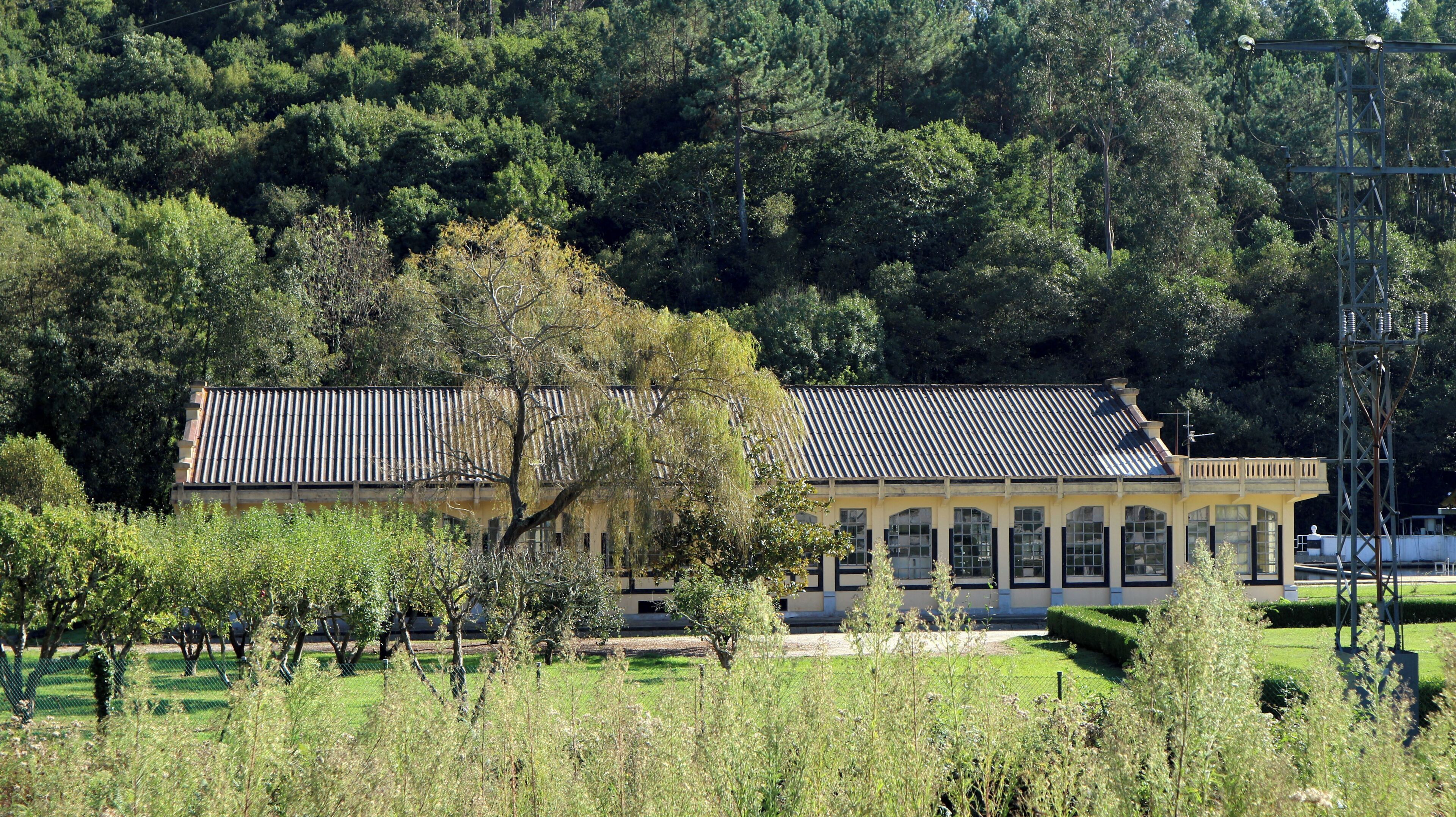 Traída de augas de Cañás (Estación de Tratamento de Auga Potable ETAP, EMALCSA), na Ribeira de Cañás, Cañás (Carral, A Coruña). Ao fondo, o río Barcés e Muradelo, Figueiroa.