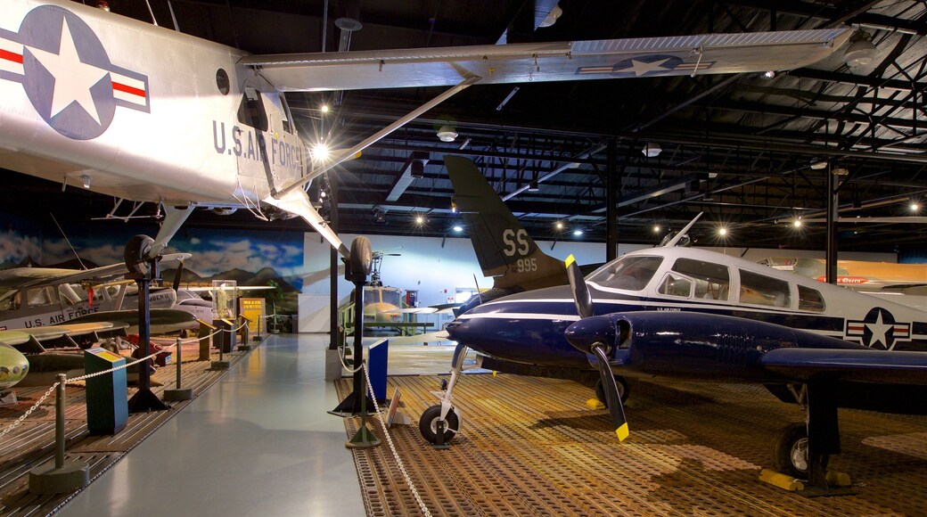 Warner Robins Museum of Aviation fasiliteter samt kulturarv, innendørs og militærelementer