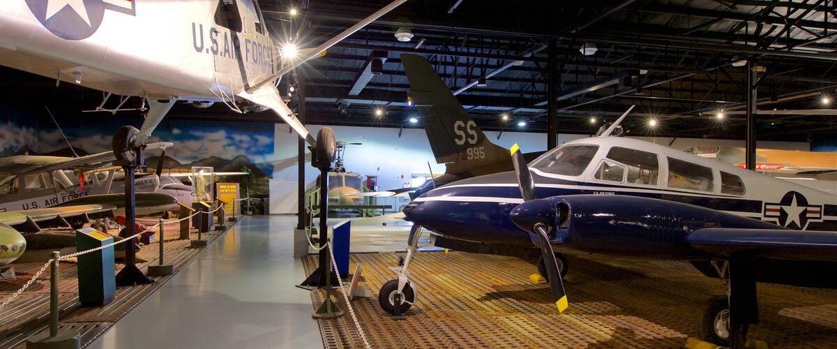 Museo de aviación Warner Robins que incluye elementos del patrimonio, artículos militares y vistas interiores
