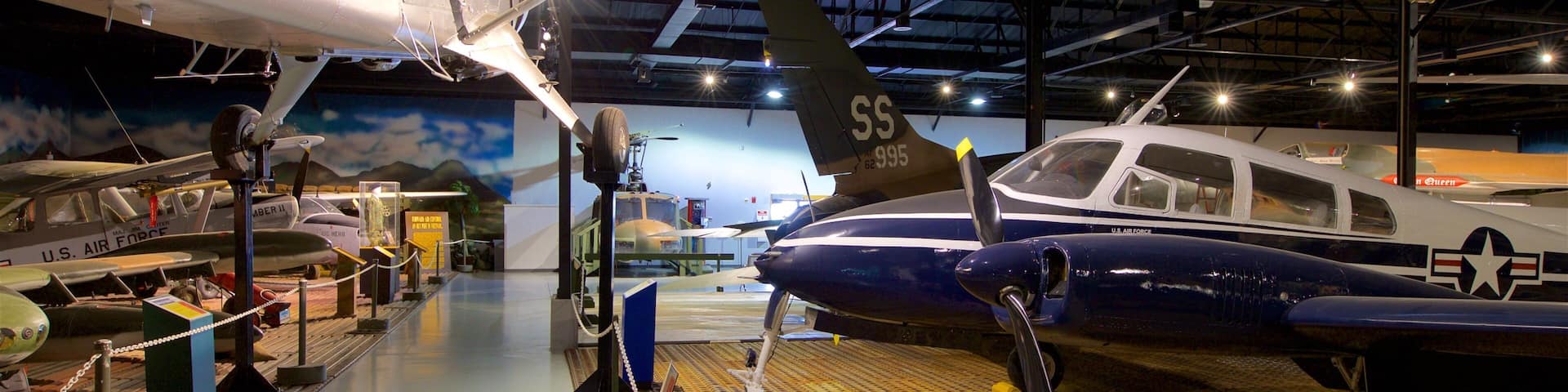 Museo de aviación Warner Robins que incluye elementos del patrimonio, artículos militares y vistas interiores