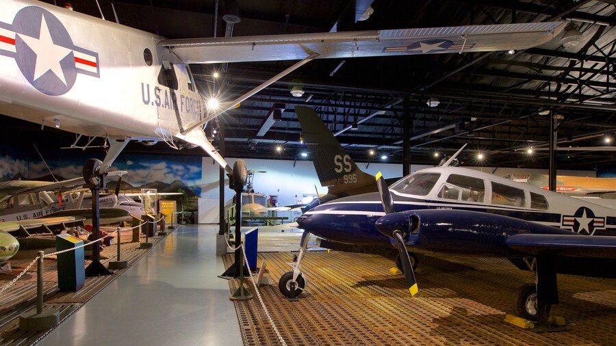 Warner Robins Museum of Aviation inclusief historisch erfgoed, militaire voorwerpen en interieur