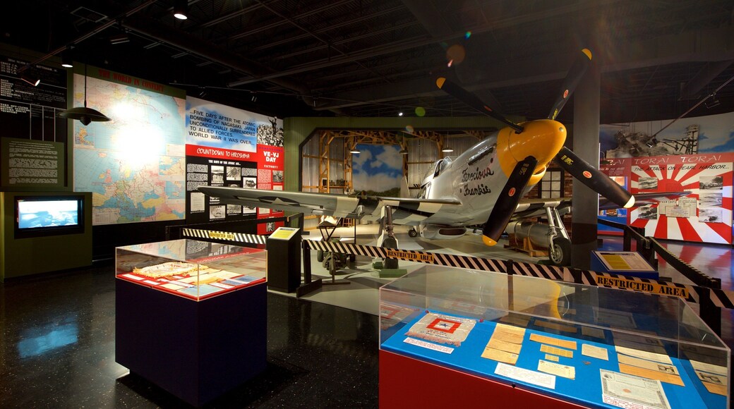 Warner Robins Museum of Aviation som inkluderer kulturarv, innendørs og militærelementer