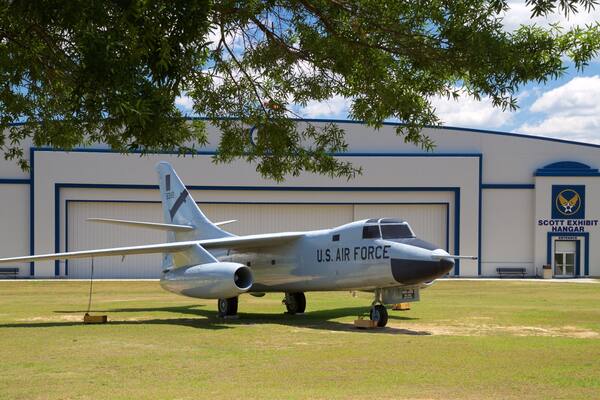 Un avion de l’armée de l’air américaine est garé devant un hangar.