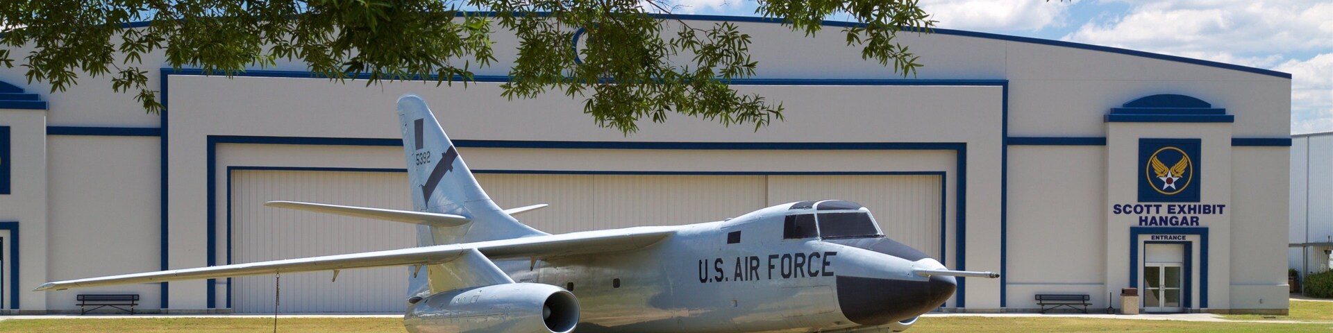 Museo de aviación Warner Robins mostrando artículos militares y elementos patrimoniales