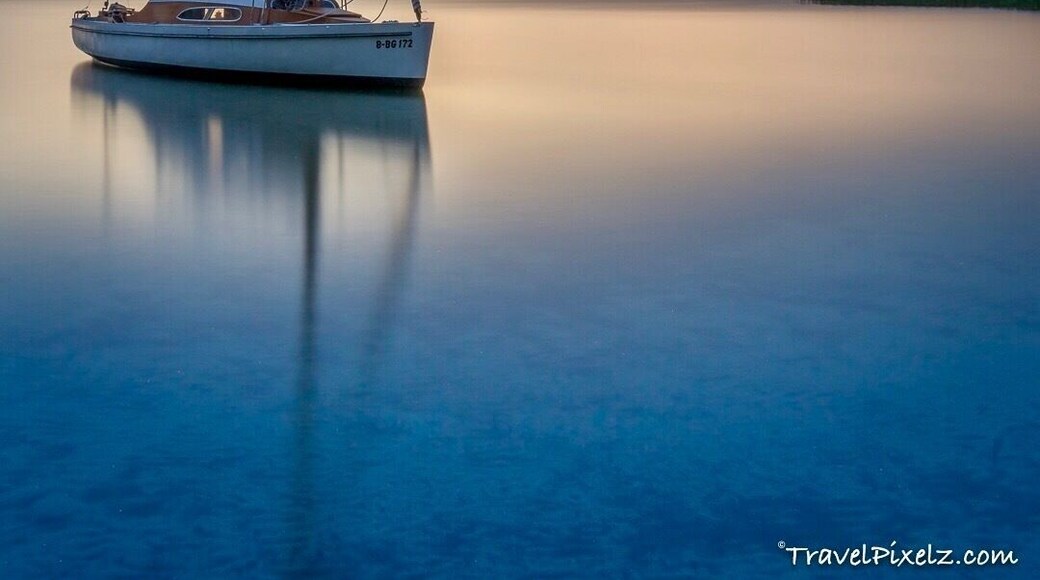 Beautiful serenity and great sunset at one of the lakes that together form the Mecklenburg Lake District. The area makes for a great and budget friendly camping-weekend destination full of outdoor activities like hiking, swimming, kayaking or windsurfing. #germany #mecklenburgvorpommern #mecklenburgischeseenplatte #lake #reflection #longexposure