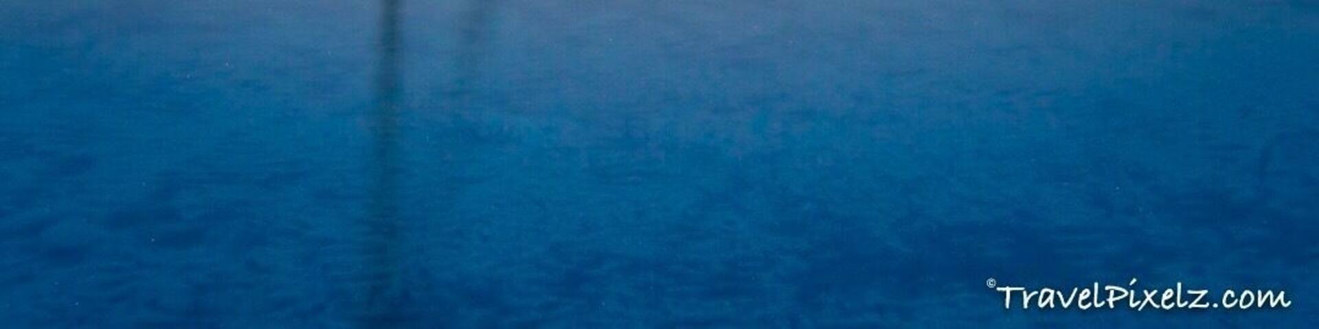 Beautiful serenity and great sunset at one of the lakes that together form the Mecklenburg Lake District. The area makes for a great and budget friendly camping-weekend destination full of outdoor activities like hiking, swimming, kayaking or windsurfing. #germany #mecklenburgvorpommern #mecklenburgischeseenplatte #lake #reflection #longexposure