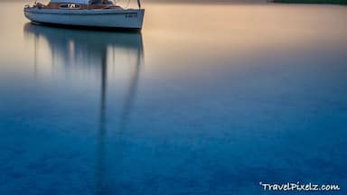 Beautiful serenity and great sunset at one of the lakes that together form the Mecklenburg Lake District. The area makes for a great and budget friendly camping-weekend destination full of outdoor activities like hiking, swimming, kayaking or windsurfing. #germany #mecklenburgvorpommern #mecklenburgischeseenplatte #lake #reflection #longexposure