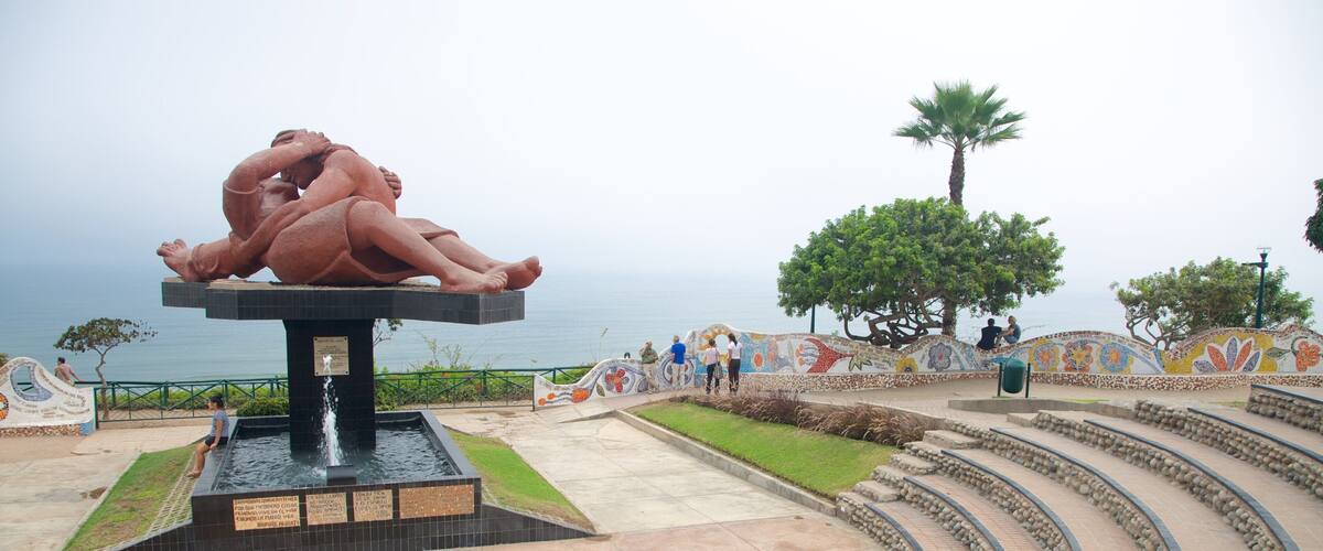 Lima ofreciendo una fuente, una plaza y vistas de una costa