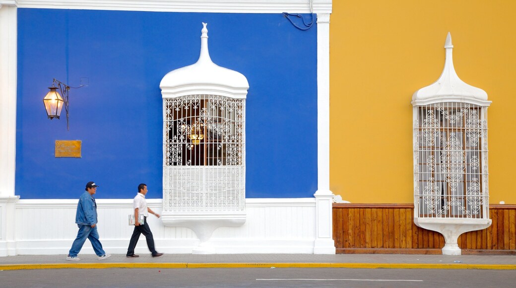 La Libertad as well as a small group of people