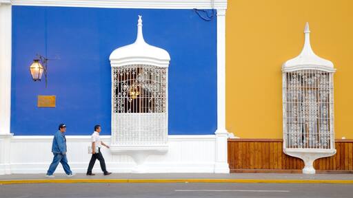 La Libertad y también un pequeño grupo de personas