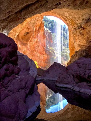 Such a beautiful place! Tonto Natural Bridge is a natural arch in Arizona, USA, that is believed to be the largest natural travertine bridge in the world. Pictures shot by iPhone 📱 7+
