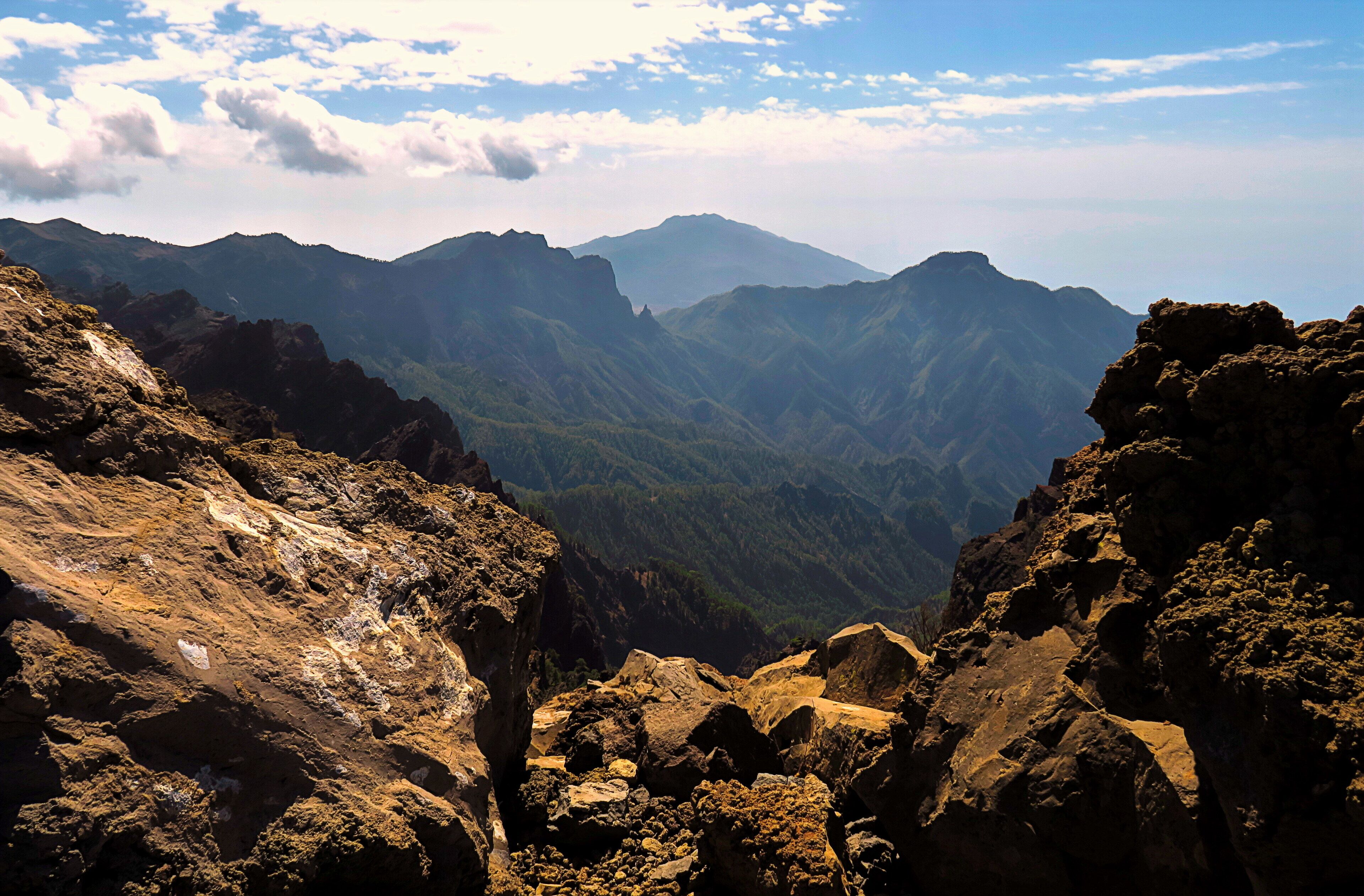 Die Caldera auf La Palma am Morgen vom oberen Rand des Kraters - nahe Roques de los Muchachos