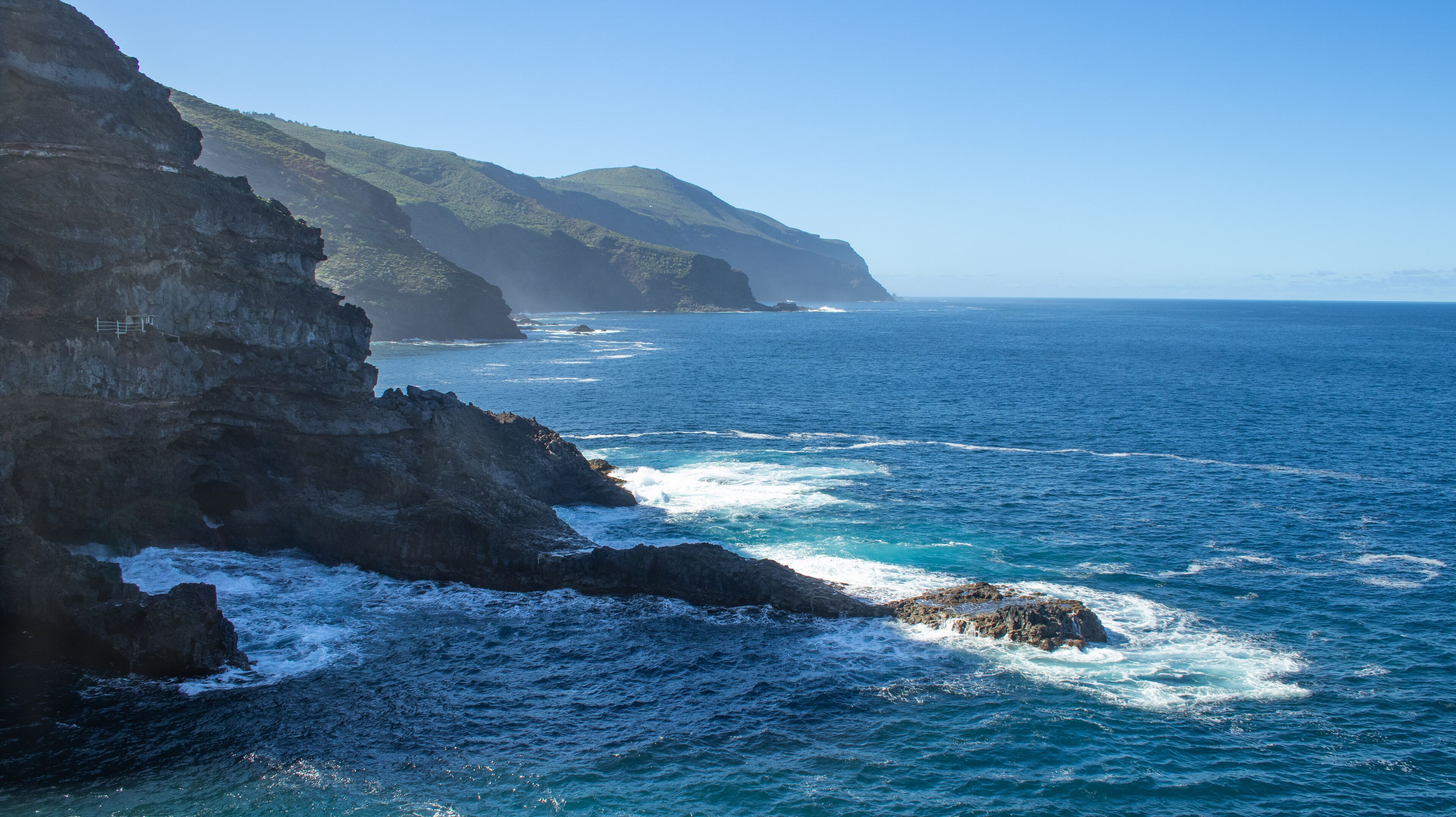 Costa abrupta con rocas junto a los acantilados.