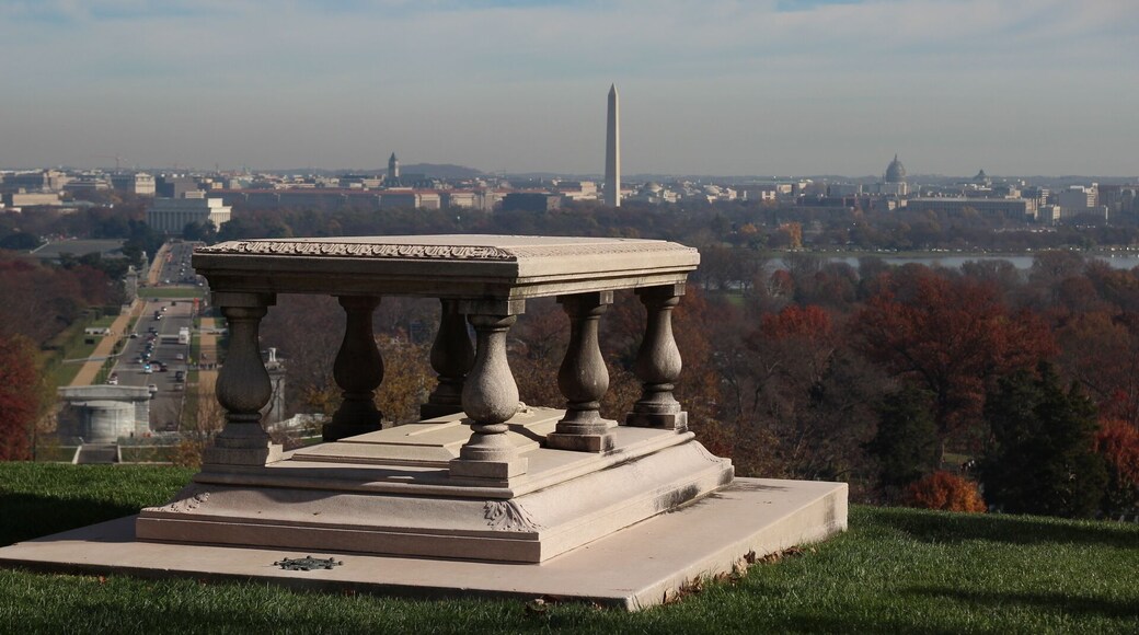 Gorgeous DC view from the Arlington House. The house is located right inside the Arlington National Cemetery which is at the top of the hill. It was the home of the Confederate general Robert E. Lee and his family. You can tour the house for free as well.
#LoveMyTown