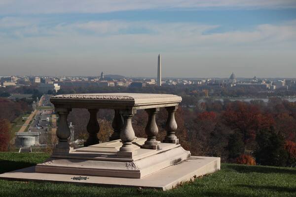 Gorgeous DC view from the Arlington House. The house is located right inside the Arlington National Cemetery which is at the top of the hill. It was the home of the Confederate general Robert E. Lee and his family. You can tour the house for free as well.
#LoveMyTown