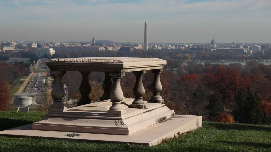 Gorgeous DC view from the Arlington House. The house is located right inside the Arlington National Cemetery which is at the top of the hill. It was the home of the Confederate general Robert E. Lee and his family. You can tour the house for free as well.
#LoveMyTown