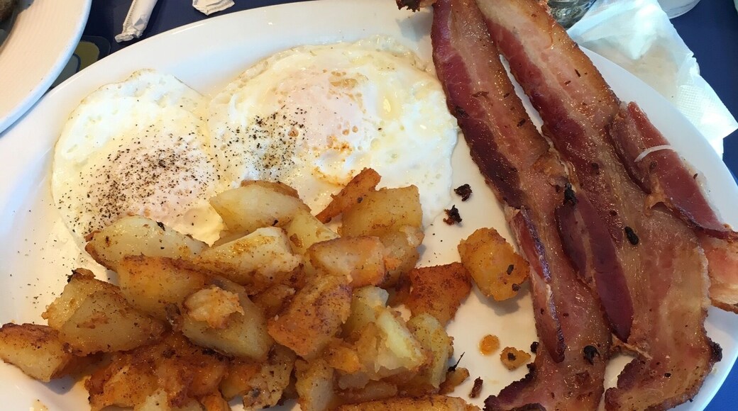 They don't use salt in their food, but it s still usually pretty good. It's inexpensive for the city and everything here from the pie and shakes are old fashion. It's a lovely place to eat when in or around DC and Arlington area.
#foodiefinds
#food
#dc
#va
#districtofcolumbia
#Virginia