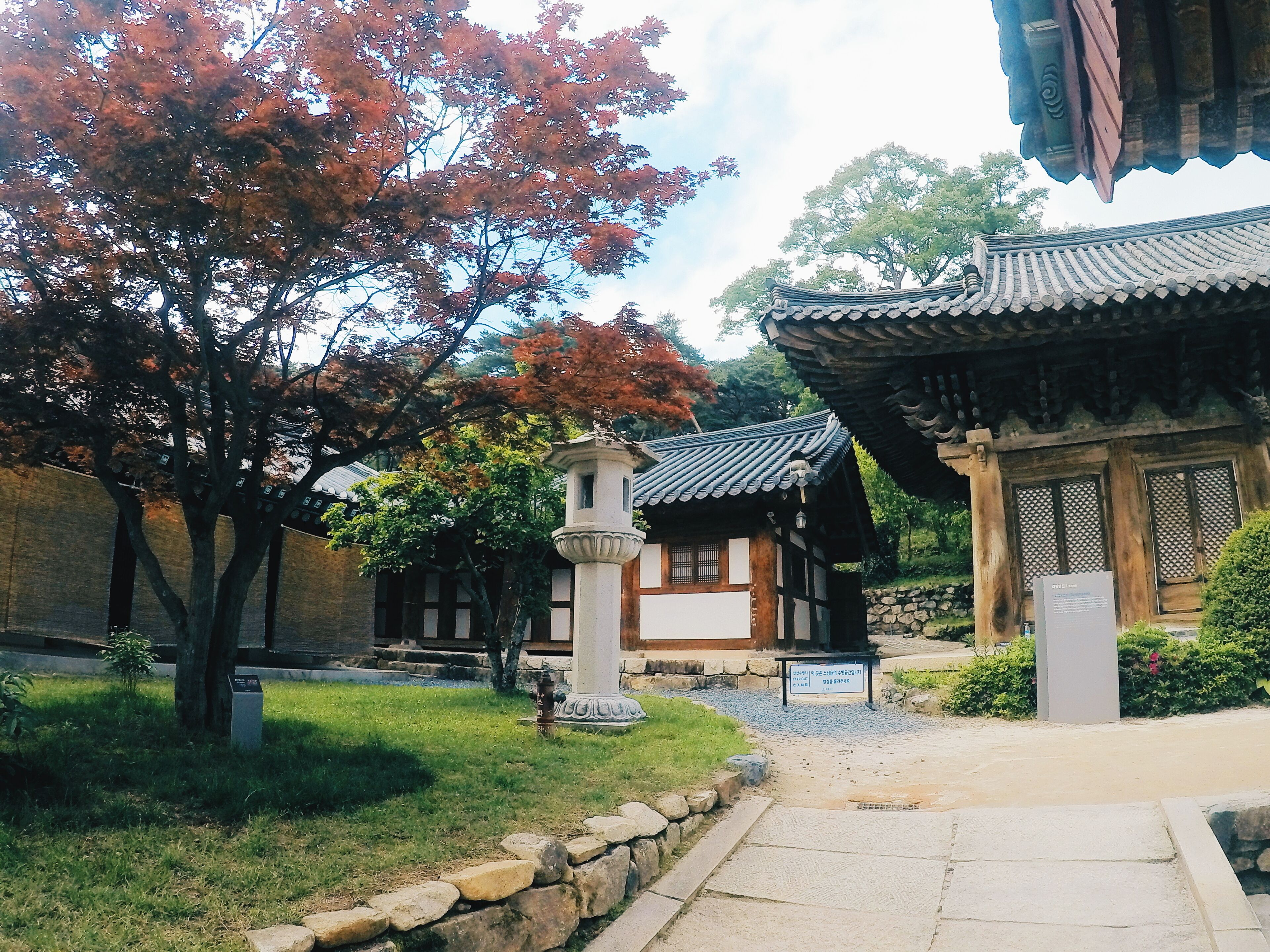 Small garden inside Tongdosa temple.