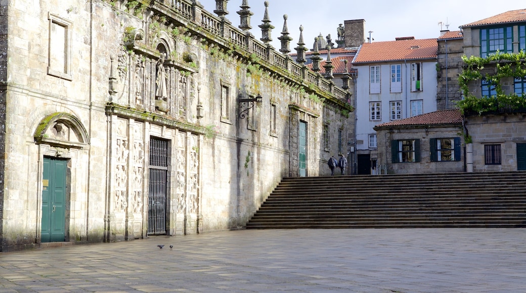Plaza de la Quintana showing a small town or village and a square or plaza