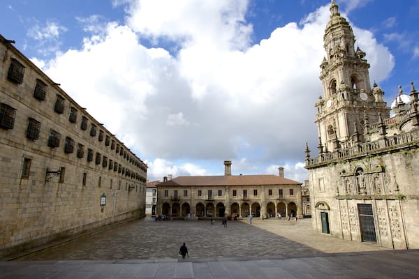 Plaza de la Quintana mettant en vedette square ou place, patrimoine architectural et église ou cathédrale