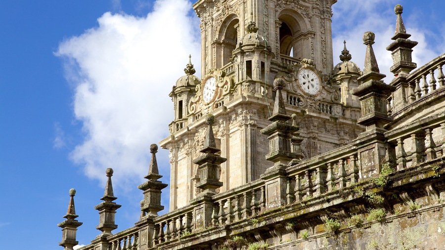 Plaza de la Quintana featuring kirkko tai katedraali, vanha arkkitehtuuri ja uskonnolliset aiheet