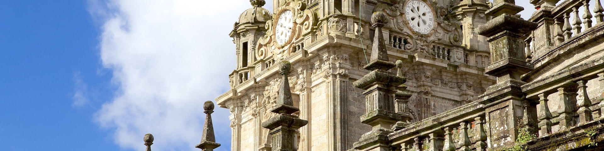 Plaza de la Quintana mostrando castillo o palacio, una iglesia o catedral y aspectos religiosos