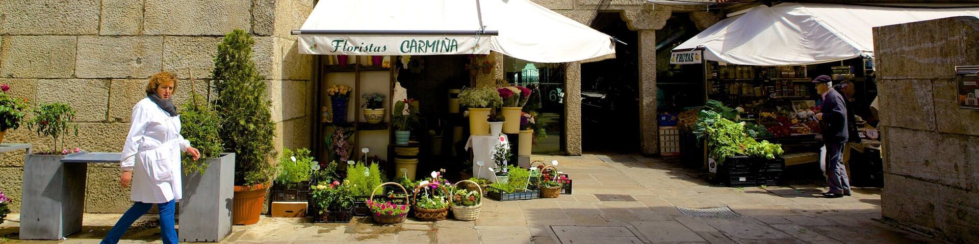 Mercado de Abastos de Santiago which includes heritage architecture, street scenes and markets