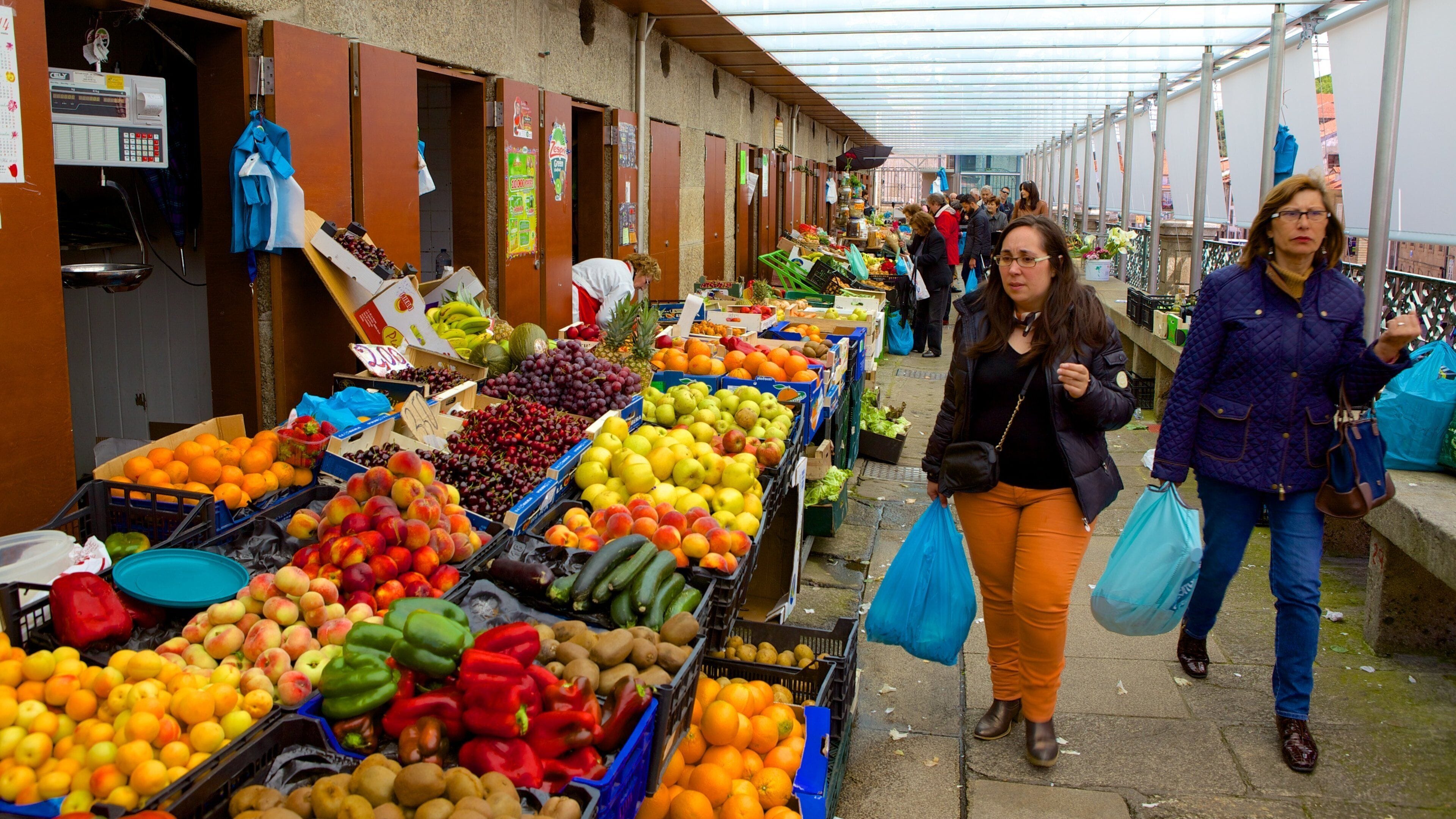Mercado de Abastos de Santiago ofreciendo comida, mercados y escenas urbanas
