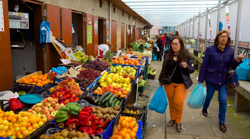 Mercado de Abastos de Santiago which includes markets, street scenes and food