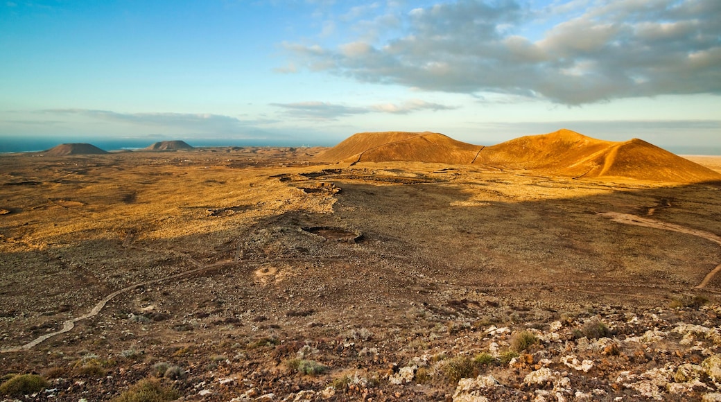 EE1MAW Calderon Honda crater of lava rock ruins and volcanic cones of the north, Lajares, Fuerteventura, Canary Islands, Spain