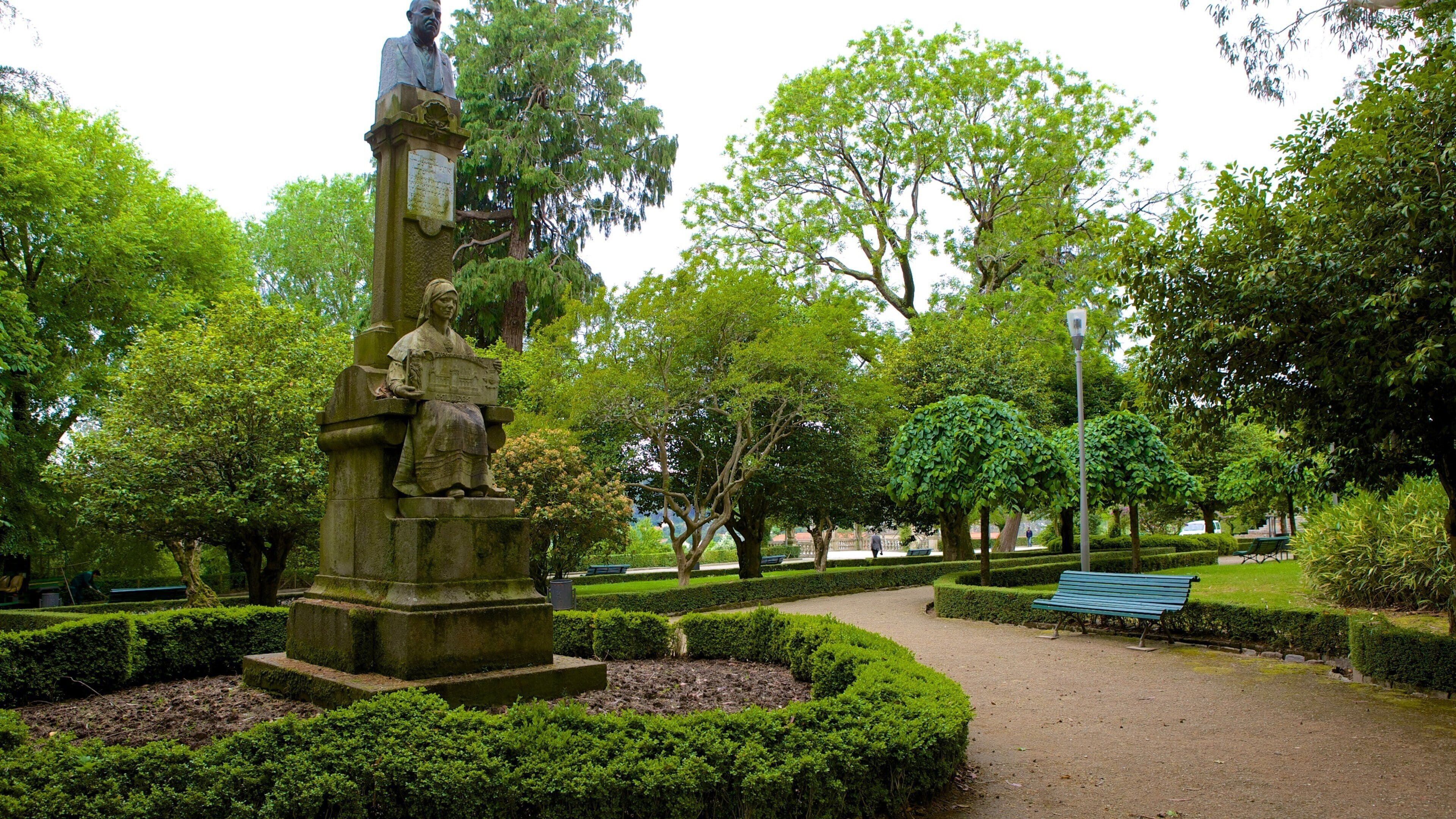Alameda Park showing a garden, a statue or sculpture and a monument