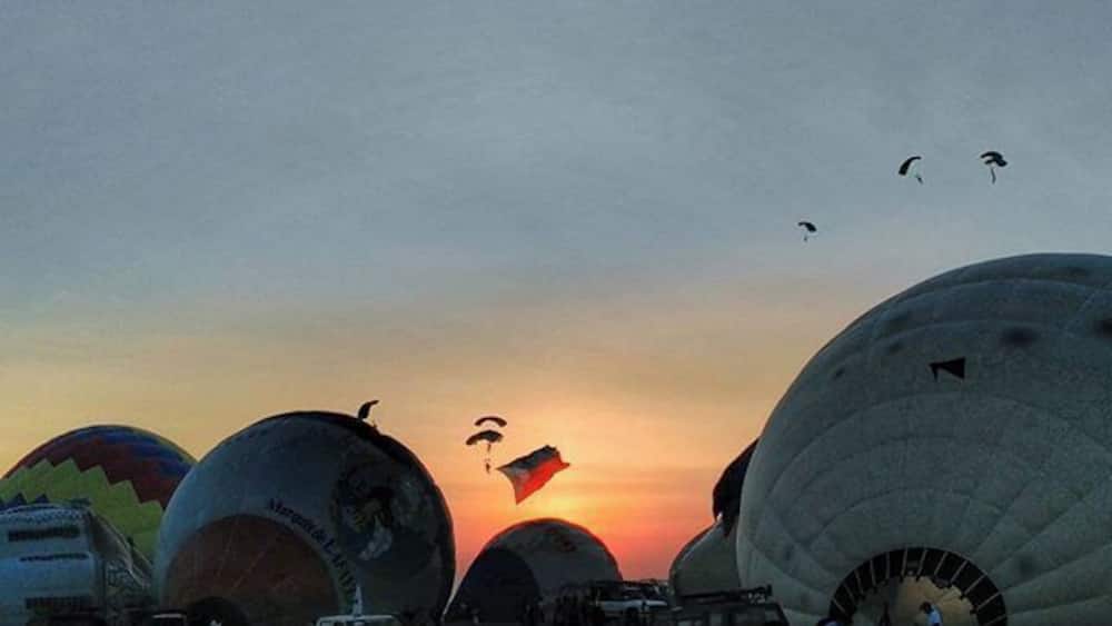 Hot Air Balloon Festival 2016 1/3: #Sunrise
Lined up for 2 hours just to enter, and to see the hot air balloons being inflated with Mt. Arayat as the backdrop. One of the skydivers carrying the Philippine flag against the rising sun was a good sight to see.
Hopefully a great way to start Valentine's Day 😍