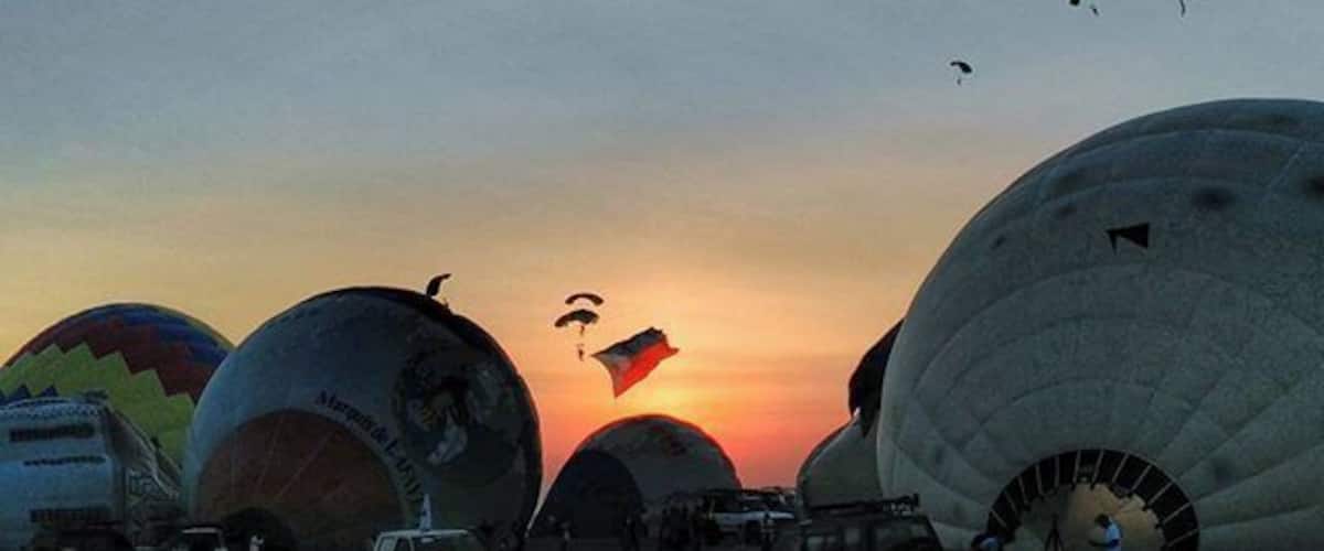 Hot Air Balloon Festival 2016 1/3: #Sunrise
Lined up for 2 hours just to enter, and to see the hot air balloons being inflated with Mt. Arayat as the backdrop. One of the skydivers carrying the Philippine flag against the rising sun was a good sight to see.
Hopefully a great way to start Valentine's Day 😍